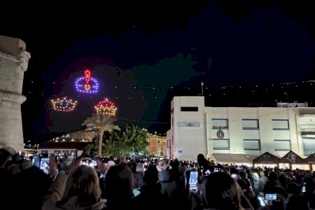 Peñíscola iluminará de nuevo su cielo para encender su espectacular alumbrado navideño