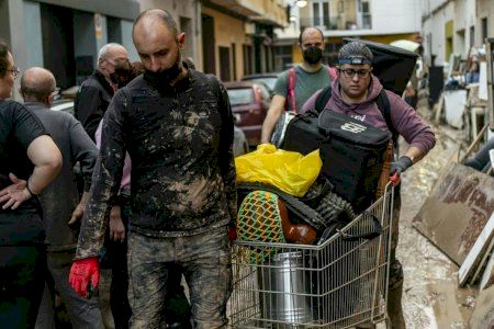 La inesperada telefonada del Vila-real CF a un veí d'Algemesí afectat per les inundacions de la DANA: "Em va semblar un detall enorme"