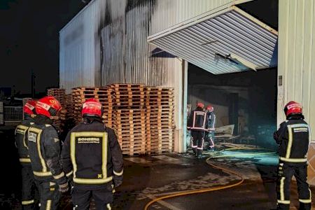 Atajan un incendio en una azulejera de Onda