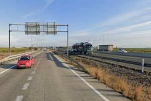 Muere al estrellarse con su coche en una acequia junto al bypass de Valencia