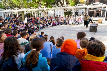 Un circo solidario llena de risas la plaza del Ayuntamiento de Benetússer por el Día de los Derechos de la Infancia