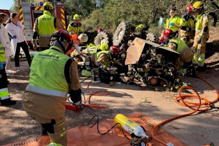 Un agricultor vuelca y queda atrapado bajo su tractor en L'Alcora