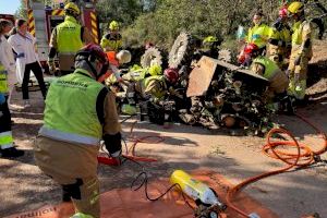 Un agricultor vuelca y queda atrapado bajo su tractor en L'Alcora