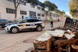 Voluntarios de la Policía Local de Castellón colaboran hoy en Aldaia en las tareas para restablecer la normalidad tras la DANA