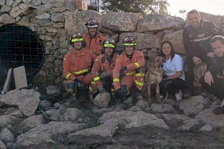 Rescate con final feliz: los bomberos sacan a 'Fran' de una tubería a 30 metros de profundidad en Quart de Poblet