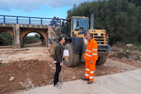 El Consorci Provincial de Bombers treballa a Vinaròs en la reparació dels camins afectats per la DANA