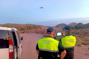 La Policía Local de Elda inicia una campaña de vigilancia para detectar con drones los vertidos ilegales que se realizan en el municipio