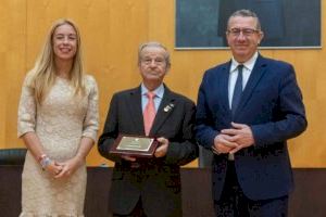 Ángel Olmo Quesada recibe el reconocimiento como Vecino Ejemplar de Benidorm