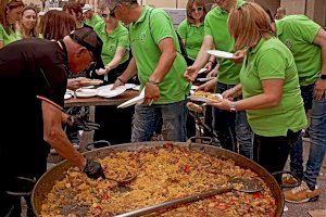 Quintos del 98 en la Festa de les Paelles de Nules (Arxiu)