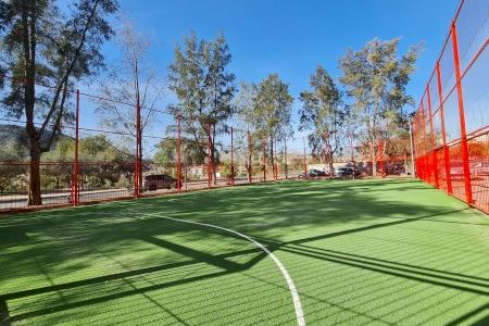 Elda concluye las obras de remodelación de los juegos infantiles y la cancha deportiva de Carretera de Circunvalación