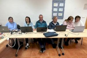 Vecinos y vecinas de Vilafranca rompen la brecha digital con cursos y talleres