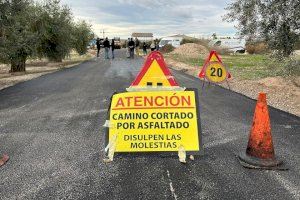 El Ayuntamiento asfalta 24 kilómetros en caminos del Camp d’Elx