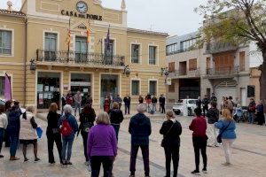 La Pobla de Farnals conmemora el 25N con la lectura del Manifiesto y un minuto de silencio