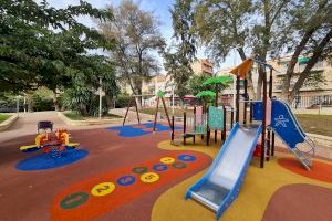 Elda renueva los juegos infantiles del parque de Las 300 a través de nuevos elementos lúdicos y la mejora del caucho de seguridad