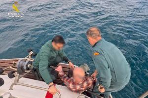 Un Guardia Civil practica kayak y se encuentra con una persona mayor a punto de ahogarse: se enfrenta a las olas para salvar al náufrago