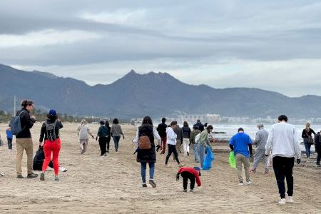 La campaña de limpieza de playas de PortCastelló recoge 19 kilos de residuos