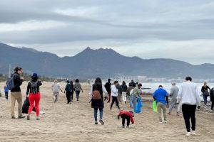 La campaña de limpieza de playas de PortCastelló recoge 19 kilos de residuos