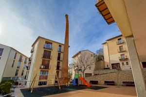 Alarma en Morella: una histórica chimenea peligra por desprendimientos y se aísla la zona