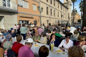 Más de 200 personas mayores de Sueca participan en el tradicional almuerzo para celebrar ‘les catalinetes’