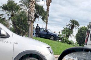 Aparatoso accidente en Castellón: un conductor se sube a una rotonda en la Ronda