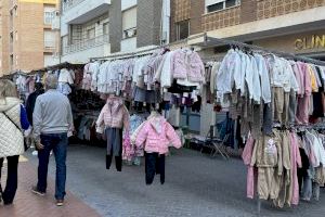 Manises cede 21 puestos de los mercados de venta no sedentaria a los mercaderes afectados por la DANA