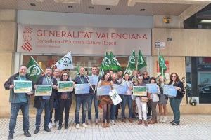 CSIF lleva a cabo una concentración en protesta por la cobertura de docentes y no docentes de baja en los centros de enseñanza