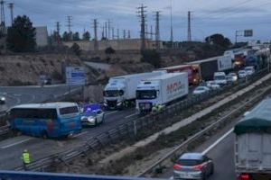 Un accidente entre un coche y un autobús causa importantes retenciones en Petrer