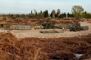 Los militares comienzan a montar el nuevo puente sobre el río Turia