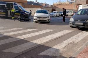 Accidente entre un turismo y una motocicleta en una concurrida zona de Vila-real