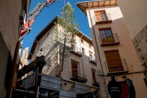 Morella planta el árbol de Navidad a la espera de encender las luces el 5 de diciembre