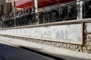 L’Alcora instala un mural cerámico que rememora el valioso legado de la Real Fábrica