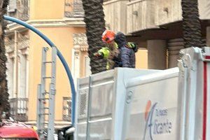 Milagro en Alicante: un conductor salva a un joven atrapado y en estado de shock dentro de un camión de residuos