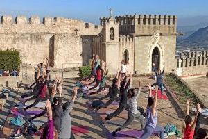 El Castell de Xàtiva acull una sessió solidària de ioga per a reconstruir La Sala de Estar, de Picanya, afectada per la DANA