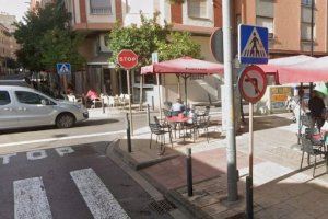 Un coche irrumpe en una plaza de Castellón y causa destrozos tras el desvanecimiento del conductor