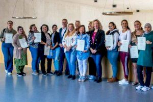 Una veintena de mujeres completan los cursos de inserción laboral de auxiliar de ayuda a domicilio y de técnico de uñas