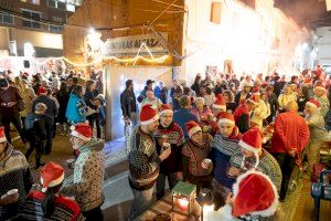 La comunidad noruega enciende la Navidad en el casco antigüo de l’Alfàs