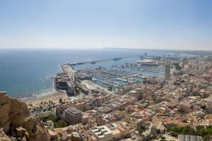 Barcala anuncia una moratoria en la concesión de licencias a apartamentos turísticos en Alicante