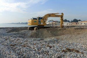 Costas lleva a cabo aportaciones de material para mejorar la Playa Casablanca de Almenara