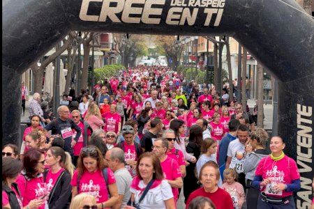 Más de mil personas participan en la Volta a peu que este año adquiere un marcado carácter solidario en favor de la lucha contra el cáncer