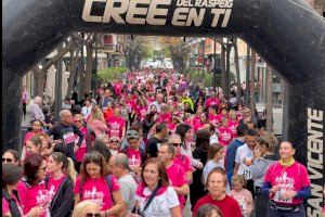 Más de mil personas participan en la Volta a peu que este año adquiere un marcado carácter solidario en favor de la lucha contra el cáncer