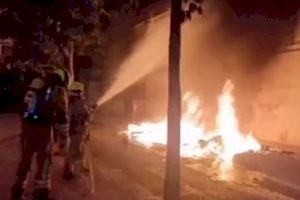 VÍDEO | Tres contenedores arden en Crevillent: intensa noche de trabajo para los Bomberos de Alicante