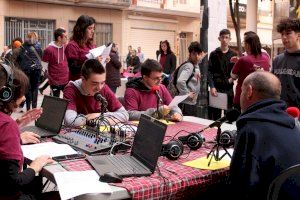 Burriana se convierte en un estudio de radio con el mercadillo solidario por el Día de la Discapacidad