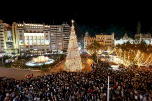 Llums, solidaritat i homenatge a les víctimes de la DANA: Així va ser l'espectacular encesa nadalenca de València