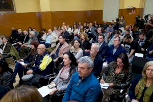 La societat alacantina es dona cita a la Seu Universitària Ciutat d’Alacant en l’acte de lectura pública de la Constitució