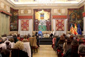 Cristina Morató presenta en la Diputació de Castelló les gestes i assoliments femenins de les grans dones que van governar el món