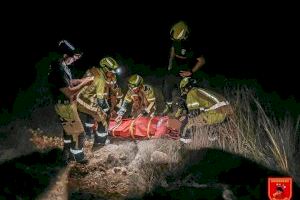 Complicado rescate nocturno en Alicante: salvan a un hombre atrapado en las rocas