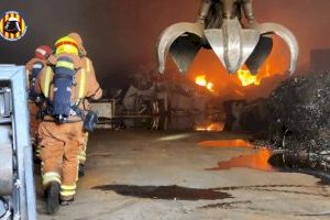 Incendi industrial a Alaquàs: Una densa columna de fum alarma als veïns