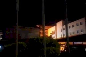 VÍDEO | Un incendio en un transformador obliga a evacuar una residencia en Torrent