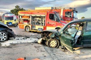 Escalofriante choque frontal en Alicante: un atrapado y dos heridos movilizan a los bomberos