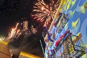 Sant Jordi brilla como nunca y llena su plaza con un espectacular encendido de la Navidad